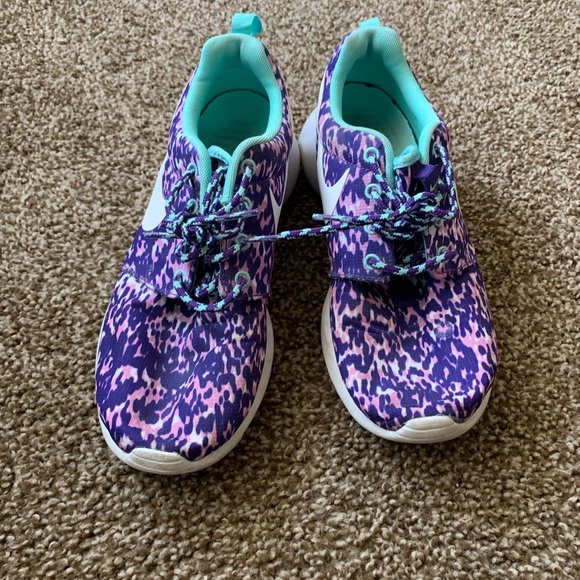 Women’s Size 7 shoe - Picture 2 of 3